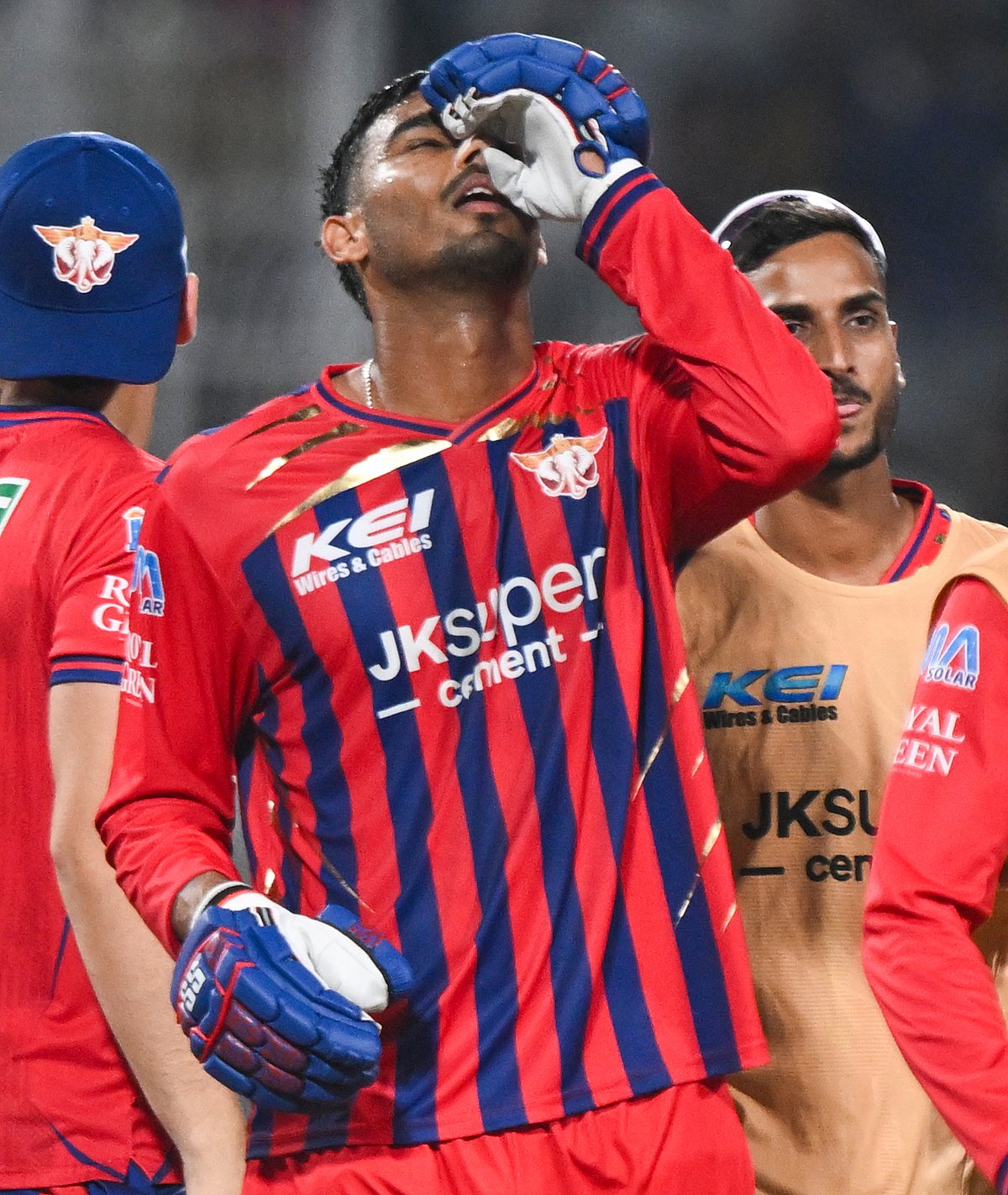 खेल: मुकुल ने पूरा किया धोनी की तरह छक्के जड़कर मैच का अंत करने का सपना और रोवमन ने दिग्वेश राठी के कैच पर उठाए सवाल