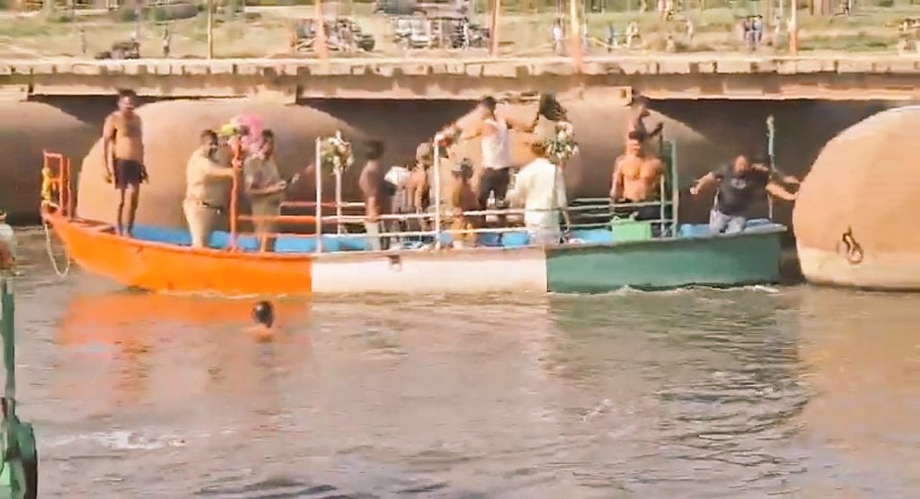 बड़ी खबर LIVE: मथुरा के वृंदावन में बड़ा हादसा, यमुना में पलटा स्टीमर, मरने वालों की संख्या पहुंची 10, कई लापता 