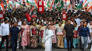 ममता बनर्जी ने एलपीजी की कमी और केंद्र सरकार की नाकामियों के साथ ही अपने चुनाव प्रचार के लिए अनोखे तरीके अपनाए हैं (फोटो : Getty Images)