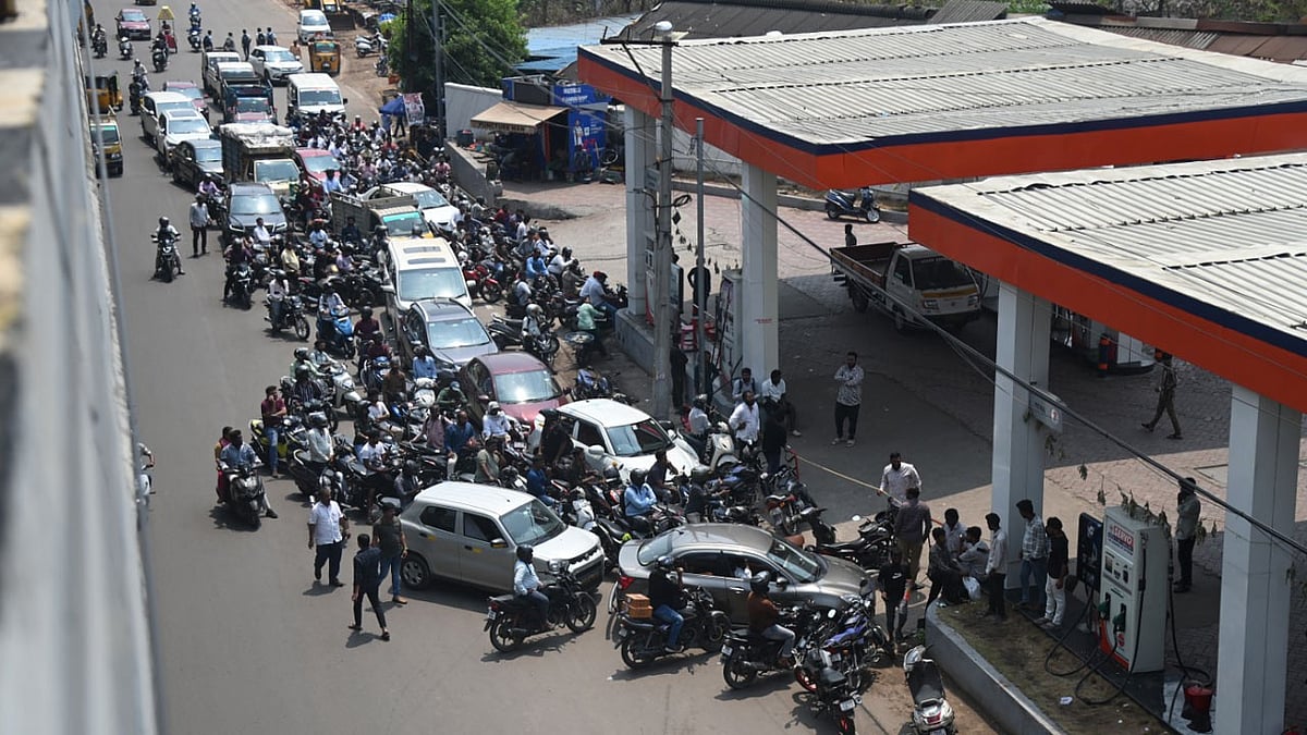 खाड़ी युद्ध शुरु होने के बाद देश के तमाम पेट्रोल पंपों पर लंबी-लंबी लाइने देखने को मिलीं