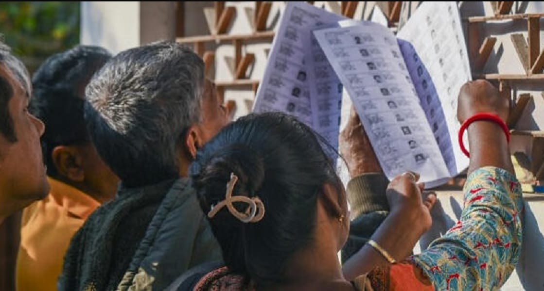 विष्णु नागर का व्यंग्यः वोटर के हाथ में झुनझुना तक नहीं होगा और भारत दुनिया का सबसे बड़ा लोकतंत्र भी होगा!