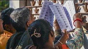 विष्णु नागर का व्यंग्यः वोटर के हाथ में झुनझुना तक नहीं होगा और भारत दुनिया का सबसे बड़ा लोकतंत्र भी होगा!