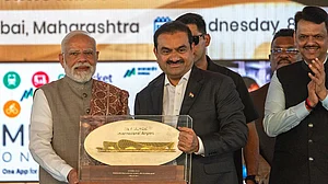 गहरे अंतर्विरोध से जूझता लोकतंत्र