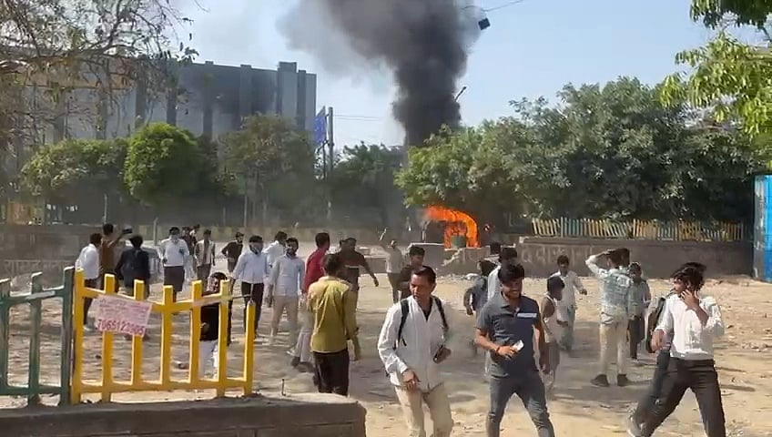 नोएडा में श्रमिकों का उग्र प्रदर्शन, गाड़ियों में की तोड़फोड़-आगजनी, वेतन वृद्धि को लेकर बढ़ा बवाल, कई जगह लगाया जाम