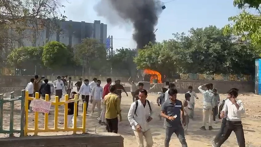 नोएडा में श्रमिकों का उग्र प्रदर्शन, गाड़ियों में की तोड़फोड़-आगजनी