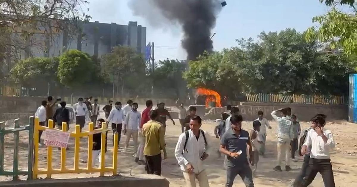 नोएडा में श्रमिकों का उग्र प्रदर्शन, गाड़ियों में की तोड़फोड़-आगजनी, वेतन वृद्धि को लेकर बढ़ा बवाल, कई जगह लगाया जाम