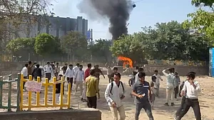 नोएडा में श्रमिकों का उग्र प्रदर्शन, गाड़ियों में की तोड़फोड़-आगजनी