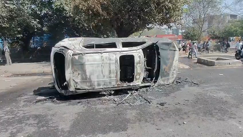 नोएडा में हजारों कर्मचारियों का प्रदर्शन