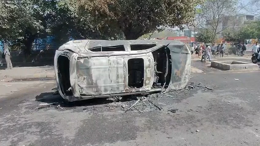 नोएडा में हजारों कर्मचारियों का प्रदर्शन