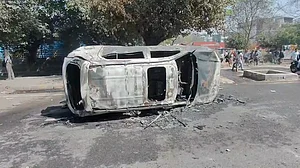 नोएडा में हजारों कर्मचारियों का प्रदर्शन