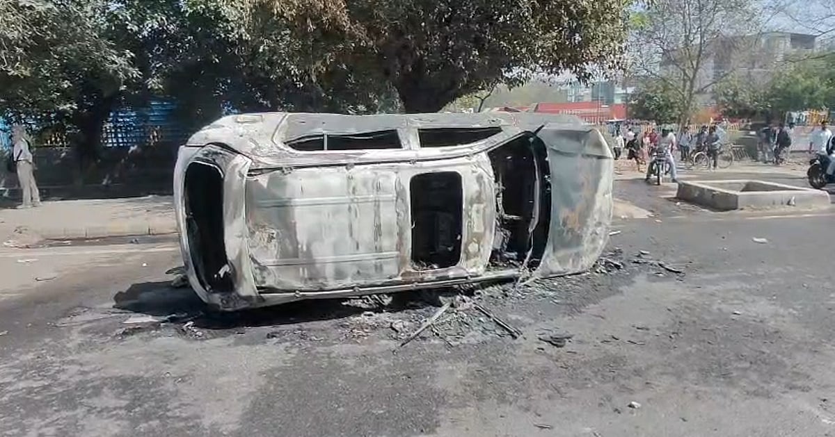 नोएडा की सड़कों पर भारी बवाल, उग्र हुआ कर्मचारियों का प्रोटेस्ट, कई इलाकों में ट्रैफिक जाम