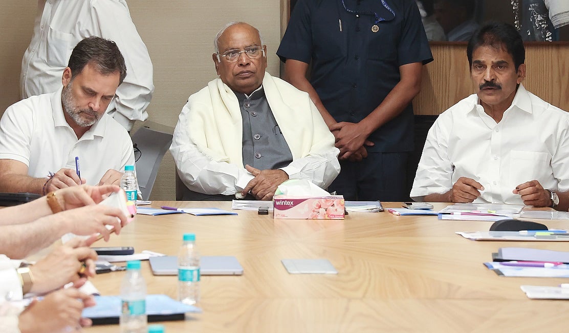 कांग्रेस ने विशेष सत्र से पहले जारी किया व्हिप, अपने सांसदों को सदन में अनिवार्य रूप से मौजूद रहने को कहा