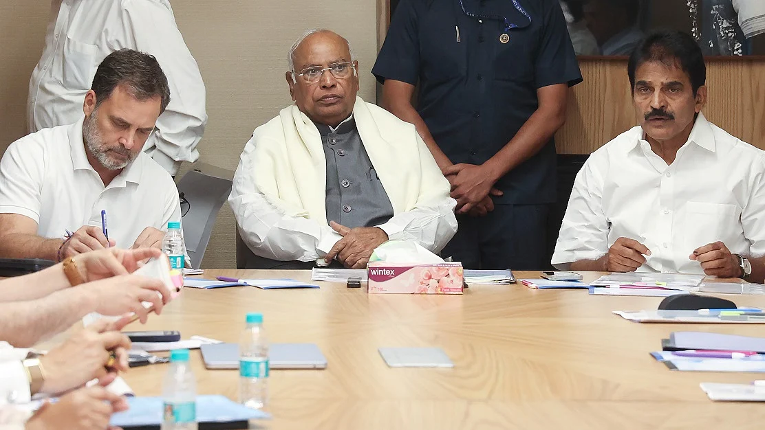 कांग्रेस ने विशेष सत्र से पहले जारी किया व्हिप, अपने सांसदों को सदन में अनिवार्य रूप से मौजूद रहने को कहा