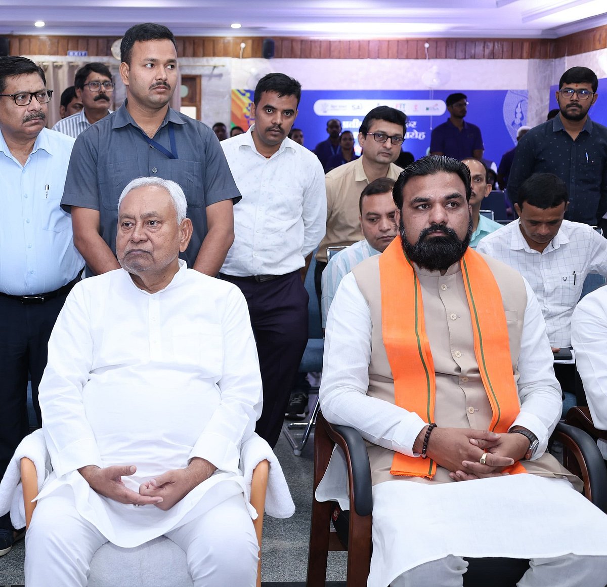 बिहार को मंगलवार को अपने नए मुख्यमंत्री के बारे में पता चल सकता है।