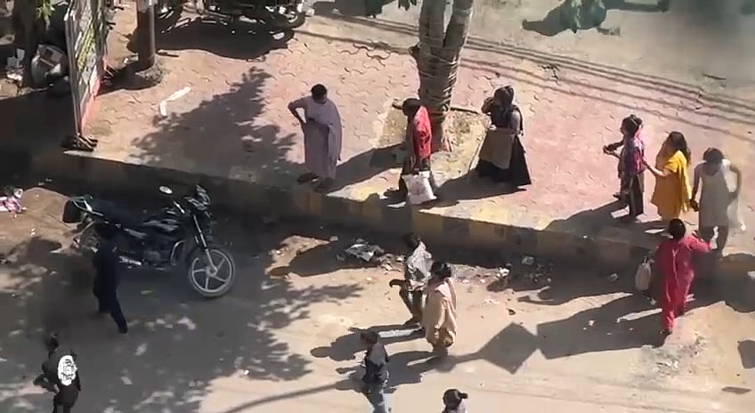 सोसायटी की मेड ने भी पैसे बढ़ाने की मांग को लेकर किया हंगामा