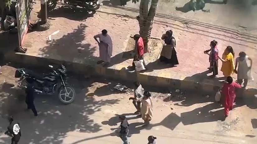 सोसायटी की मेड ने भी पैसे बढ़ाने की मांग को लेकर किया हंगामा