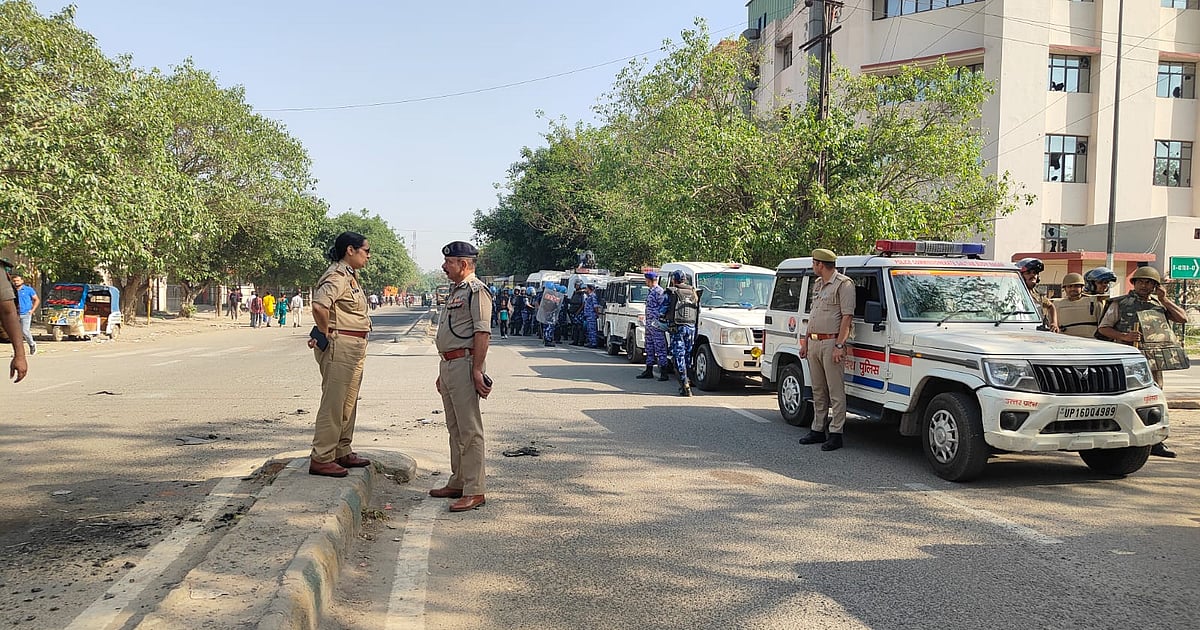 नोएडा के औद्योगिक क्षेत्रों में भारी पुलिस बल तैनात, 300 से अधिक हिरासत में, खंगाले जा रहे ट्विटर हैंडल