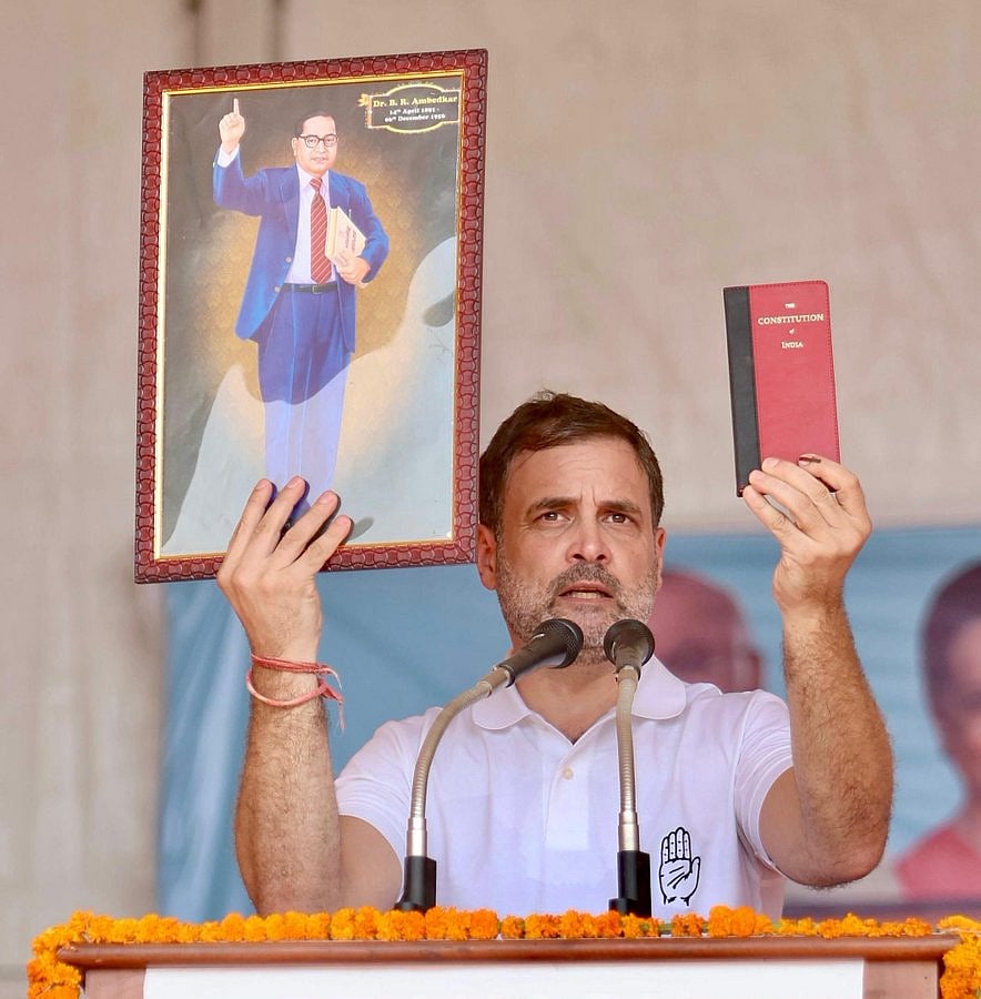 राहुल गांधी ने बाबासाहेब को दी श्रद्धांजलि