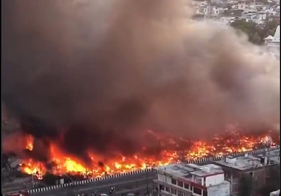 लखनऊ के विकास नगर में 200 झोपड़ियां जलकर राख, हजारों लोग हुए बेघर, अखिलेश ने मदद करने और जांच की मांग की