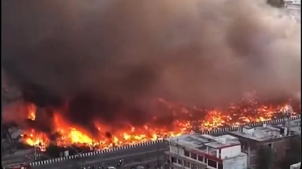 लखनऊ के विकास नगर में 200 झोपड़ियां जलकर राख, हजारों लोग हुए बेघर, अखिलेश ने मदद करने और जांच की मांग की