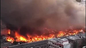 लखनऊ के विकास नगर में 200 झोपड़ियां जलकर राख, हजारों लोग हुए बेघर, अखिलेश ने मदद करने और जांच की मांग की