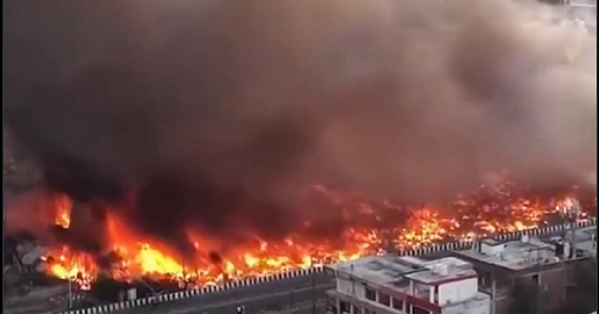 लखनऊ के विकास नगर में 200 झोपड़ियां जलकर राख, हजारों लोग हुए बेघर, अखिलेश ने मदद करने और जांच की मांग की