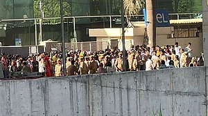 नोएडा में फैक्ट्रियों के खुलते ही फिर श्रमिकों का हंगामा