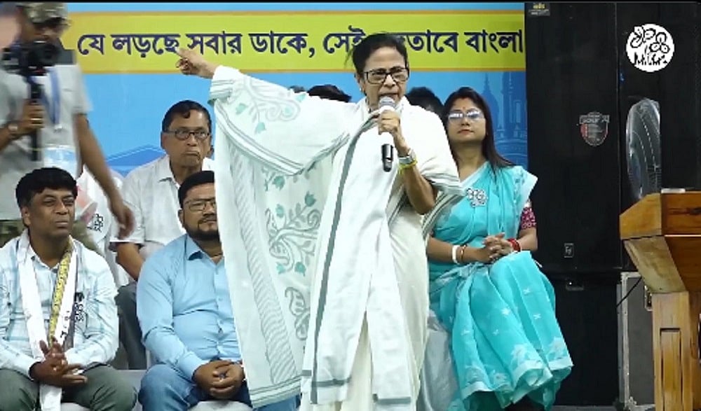 बंगालः ममता ने केंद्रीय बलों पर कार की तलाशी की कोशिश का लगाया आरोप, पूछा- क्या पीएम की गाड़ी की भी जांच होगी?