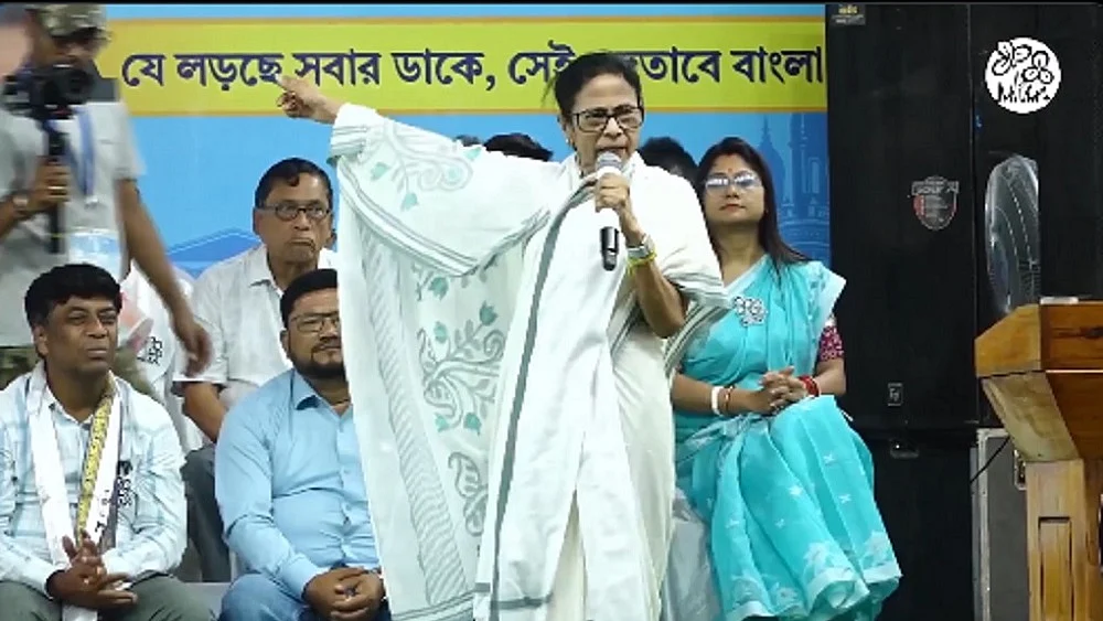 बंगालः ममता ने केंद्रीय बलों पर कार की तलाशी की कोशिश का लगाया आरोप, पूछा- क्या पीएम की गाड़ी की भी जांच होगी?