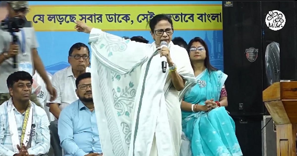 बंगालः ममता ने केंद्रीय बलों पर कार की तलाशी की कोशिश का लगाया आरोप, पूछा- क्या पीएम की गाड़ी की भी जांच होगी?