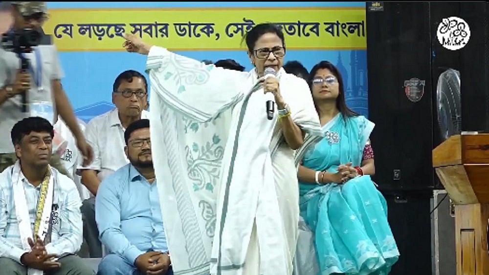 बंगालः ममता ने केंद्रीय बलों पर कार की तलाशी की कोशिश का लगाया आरोप, पूछा- क्या पीएम की गाड़ी की भी जांच होगी?