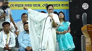 बंगालः ममता ने केंद्रीय बलों पर कार की तलाशी की कोशिश का लगाया आरोप, पूछा- क्या पीएम की गाड़ी की भी जांच होगी?