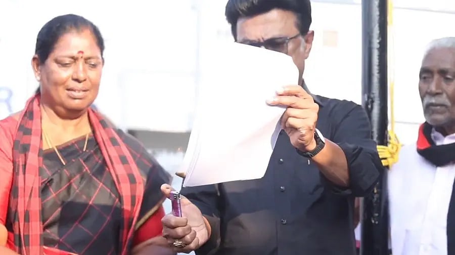 एमके स्टालिन ने जलाई बिल की कॉपी