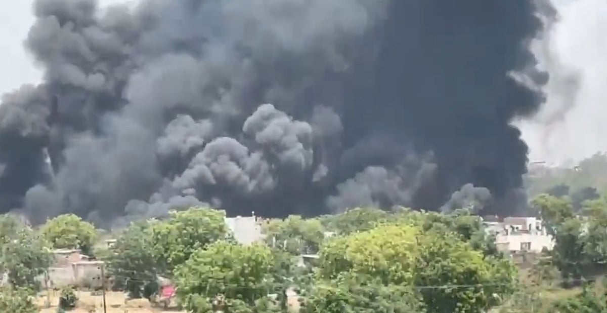 गाजियाबाद: इंदिरापुरम में लगी भीषण आग, सैकड़ों झुग्गियां जली, कई सिलिंडर भी फटे