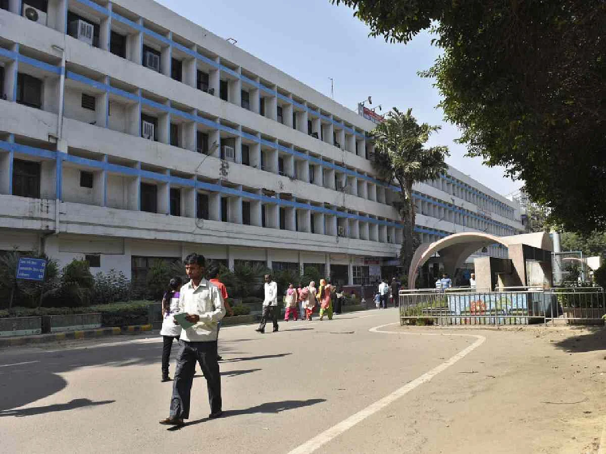 दिल्ली के एक अस्पताल में भर्ती मरीज ने पांचवीं मंजिल से कूदने की धमकी दी, रेस्क्यू ऑपरेशन जारी