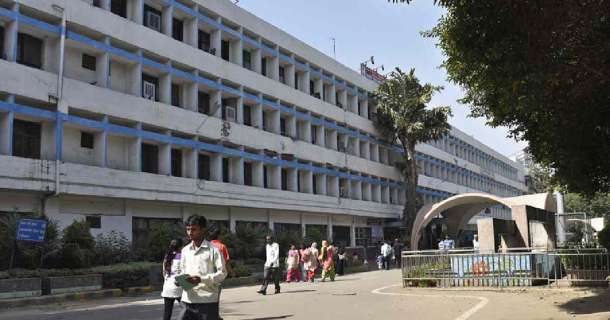 दिल्ली के एक अस्पताल में भर्ती मरीज ने पांचवीं मंजिल से कूदने की धमकी दी, रेस्क्यू ऑपरेशन जारी