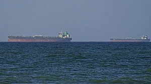 होर्मुज स्ट्रेट में भारतीय जहाजों पर गोलीबारी, दिल्ली ने ईरान के राजदूत को तलब कर विरोध जताया