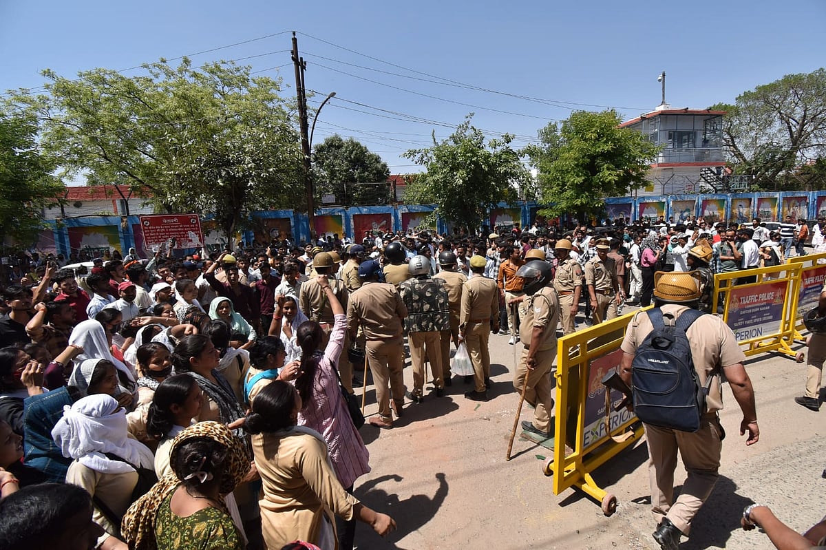 तन गईं असंतुष्ट श्रमिकों की मुट्ठियां: महंगाई बढ़ रही और उनकी सुनने वाला कोई नहीं