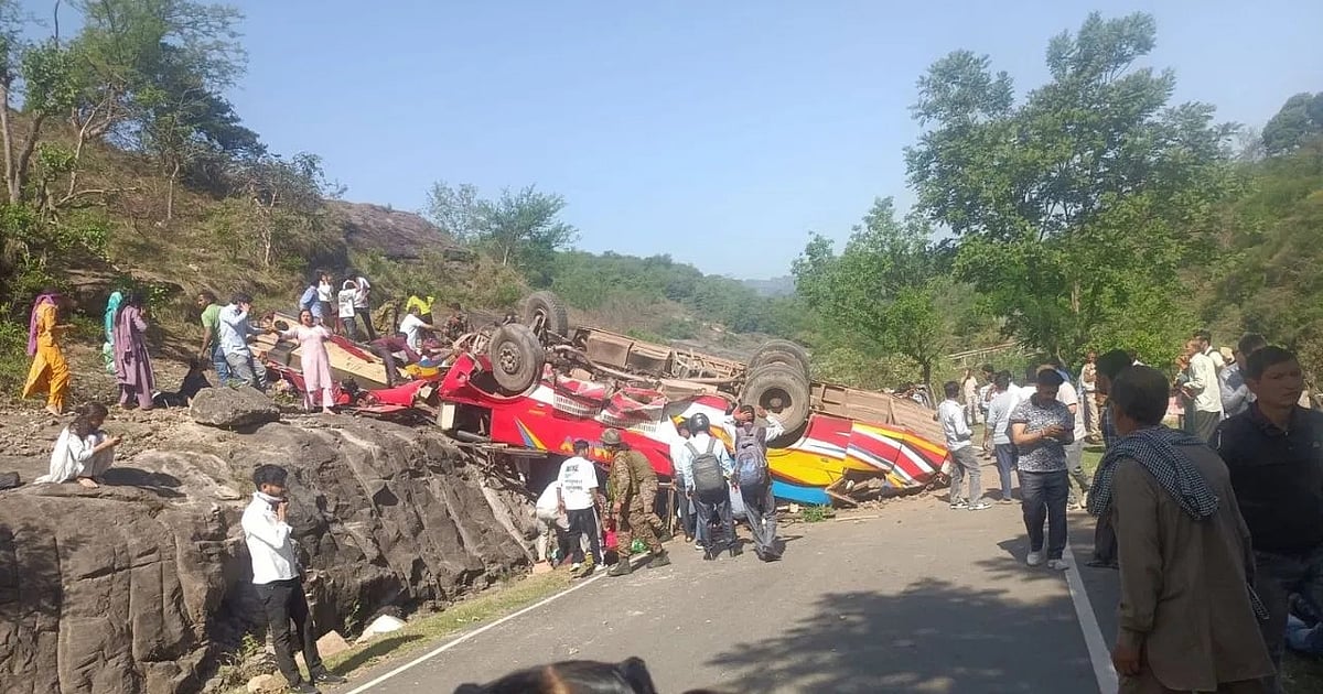 जम्मू के उधमपुर में भीषण सड़क हादसा, अनियंत्रित होकर अचानक पलट गई बस, 15 यात्रियों की मौत, कई लोग घायल