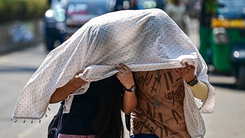 देश में गर्मी का कहर, MP में पहली बार रात में लू का अलर्ट, कई राज्य में स्कूल का समय बदला, असम में बारिश की आफत