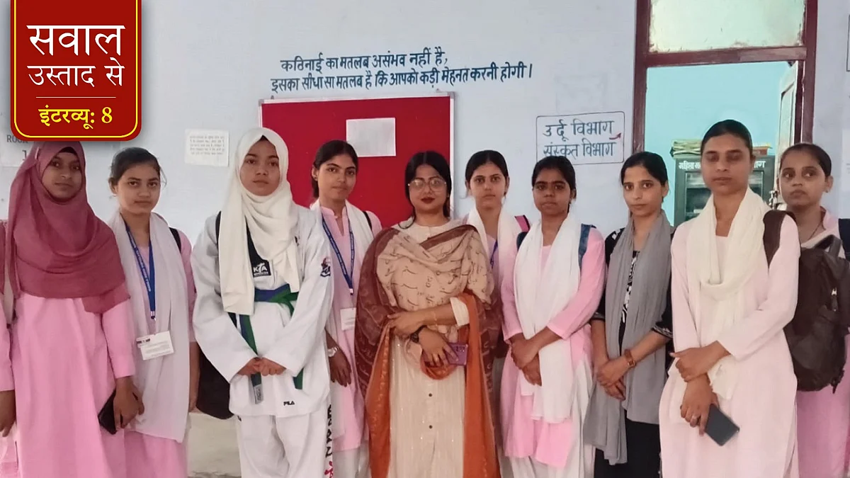 छात्राओं के साथ डॉ. क़मर जहाँ (बीच में) 