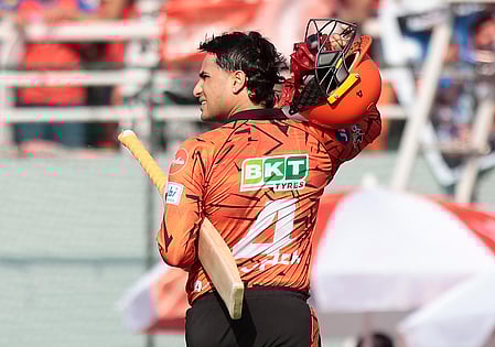 अभिषेक शर्मा के रन आउट का मौका छूटने पर हरभजन ने DC को घेरा 