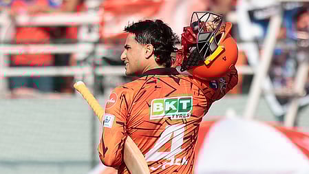 अभिषेक शर्मा के रन आउट का मौका छूटने पर हरभजन ने DC को घेरा 