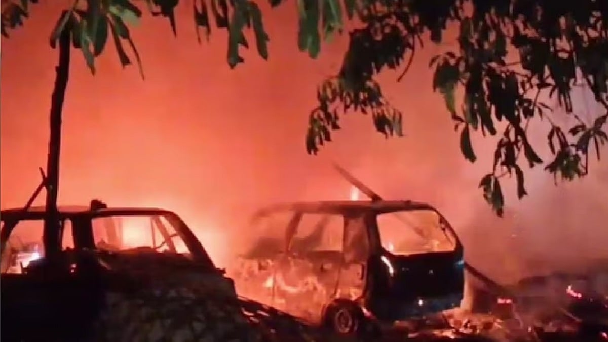 उत्तर प्रदेश: इटावा में गैराज में भीषण आग, धमाकों से दहला इलाका, कई गाड़ियां जलकर खाक