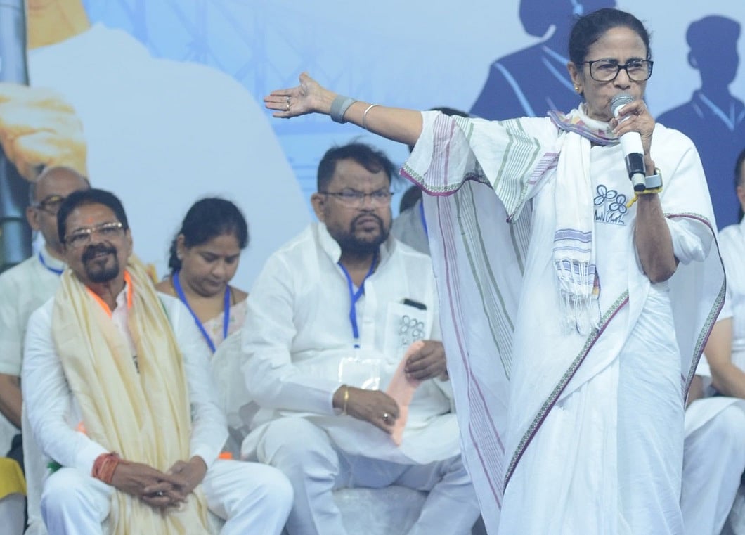 ममता का दावा- बीजेपी केंद्रीय बलों के जरिये फर्जी मतदान कराएगी, मतदान दिवस पर सतर्क रहें लोग