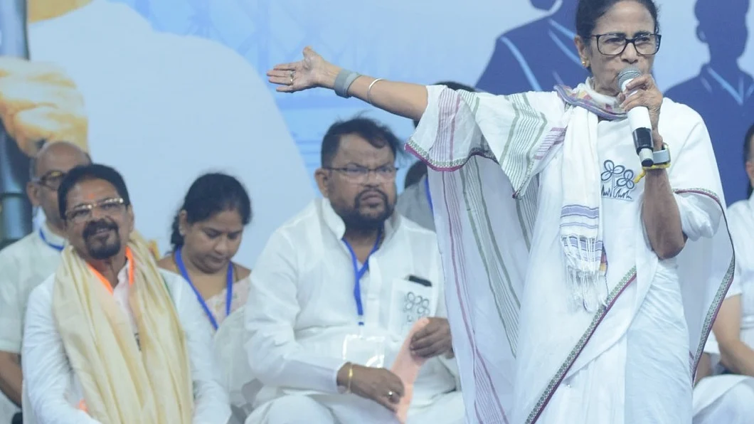 ममता का दावा- बीजेपी केंद्रीय बलों के जरिये फर्जी मतदान कराएगी, मतदान दिवस पर सतर्क रहें लोग