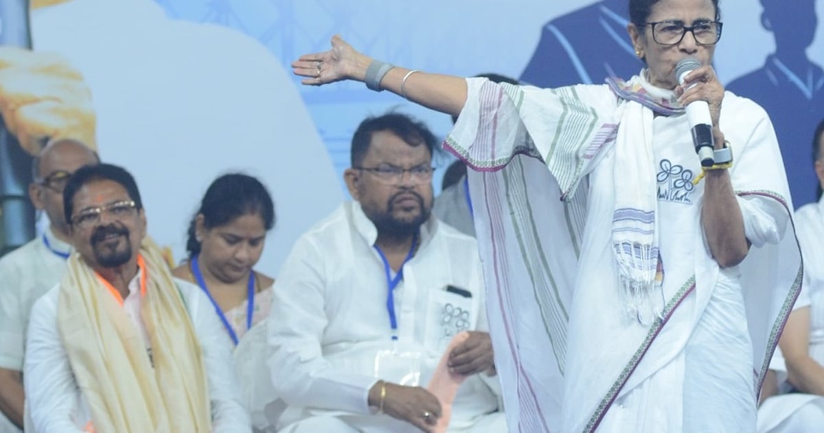 ममता का दावा- बीजेपी केंद्रीय बलों के जरिये फर्जी मतदान कराएगी, मतदान दिवस पर सतर्क रहें लोग