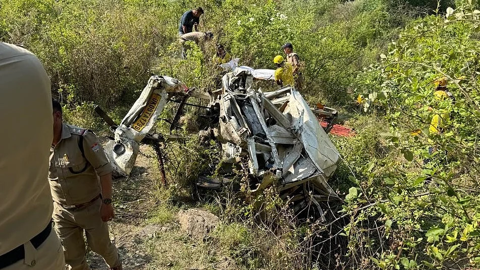 उत्तराखंड के टिहरी गढ़वाल में खाई में गिरी गाड़ी, 8 लोगों की दर्दनाक मौत, 2 गंभीर रूप से घायल