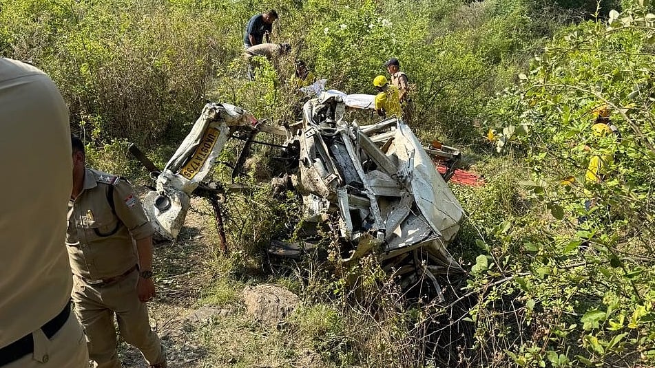 उत्तराखंड के टिहरी गढ़वाल में खाई में गिरी गाड़ी, 8 लोगों की दर्दनाक मौत, 2 गंभीर रूप से घायल