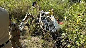 उत्तराखंड के टिहरी गढ़वाल में खाई में गिरी गाड़ी, 8 लोगों की दर्दनाक मौत, 2 गंभीर रूप से घायल